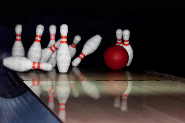 how do strikes work in bowling